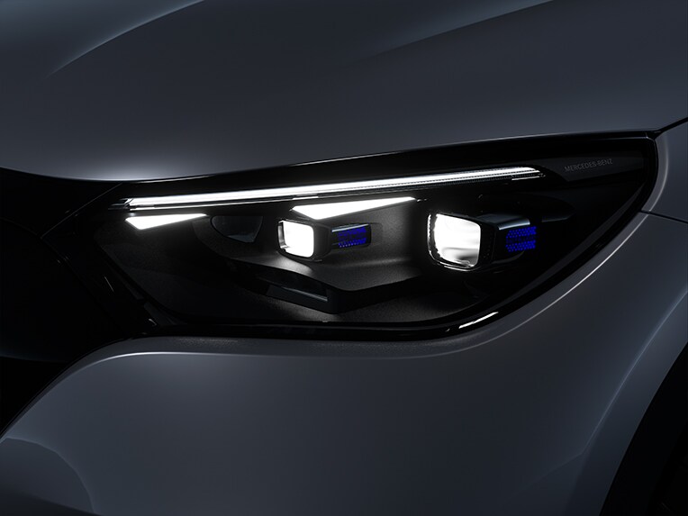 Das DIGITAL LIGHT im neuen Mercedes EQE SUV in einer Frontalansicht der Scheinwerfer.