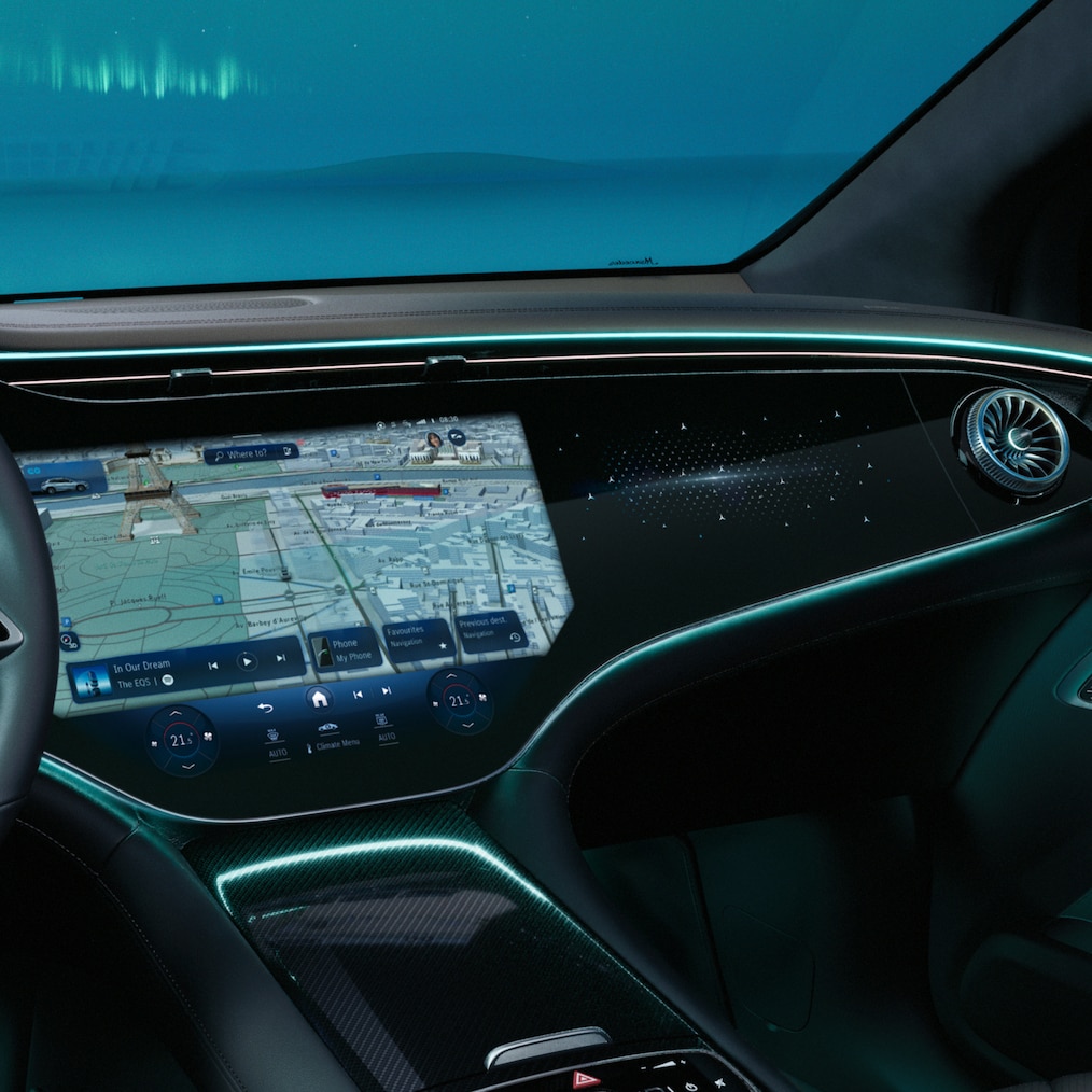 Frontalansicht des MBUX Hyperscreens im EQE SUV von Mercedes-Benz.