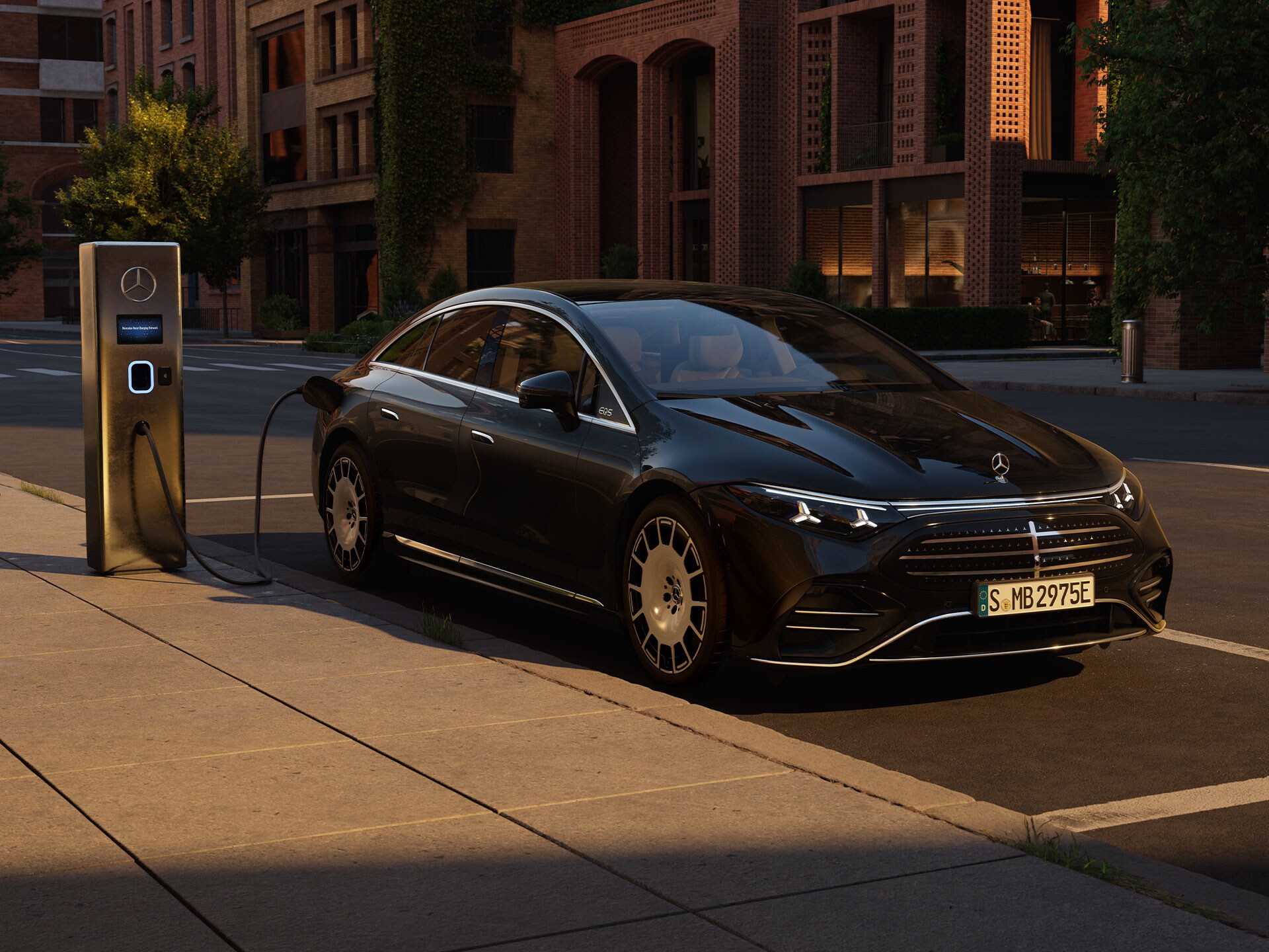 Der neue vollelektrische EQS von Mercedes-Benz beim Aufladen vor einer öffentlichen Ladestation.