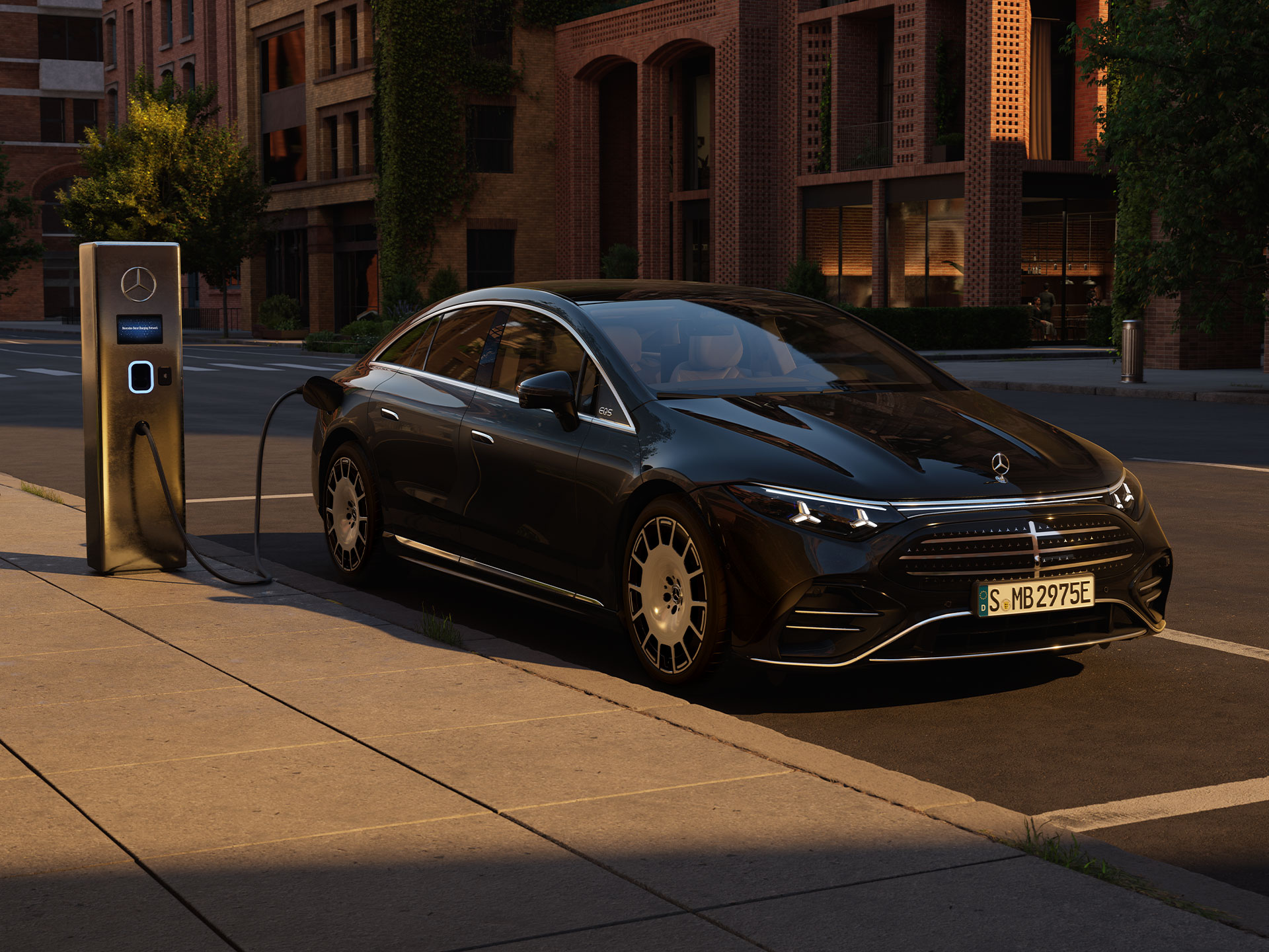 Reichweite & Laden | EQS | Mercedes-Benz Der neue vollelektrische EQS von Mercedes-Benz beim Aufladen vor einer öffentlichen Ladestation.