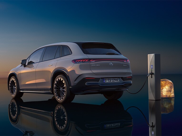 Der EQS SUV in Seitenansicht während eines Ladevorgangs an einer IONITY Ladestation.