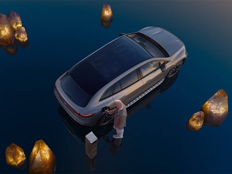 Der neue EQS SUV aus der Vogelperspektive.