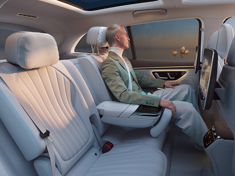 Der neue EQS SUV mit Fond-Komfort-Paket mit Premium-Fondarmlehnen.