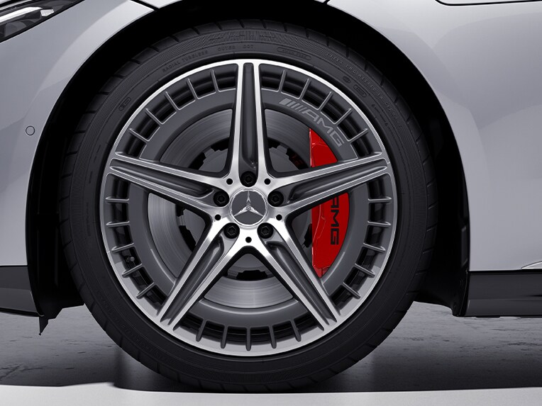 Die Bremssättel rot lackiert des Mercedes-AMG 53 4MATIC+.