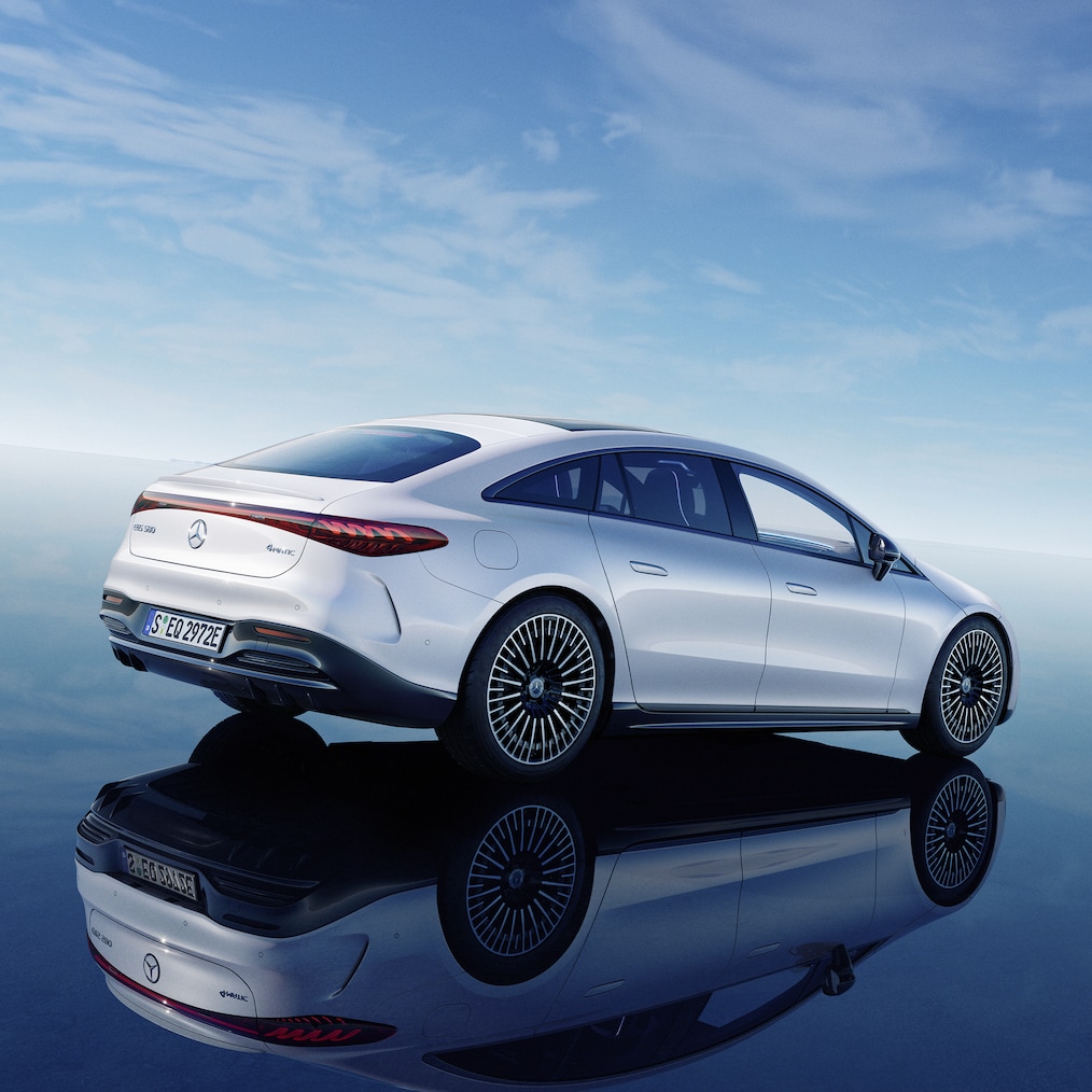 Vue arrière de la berline EQS avec la porte passager ouverte.