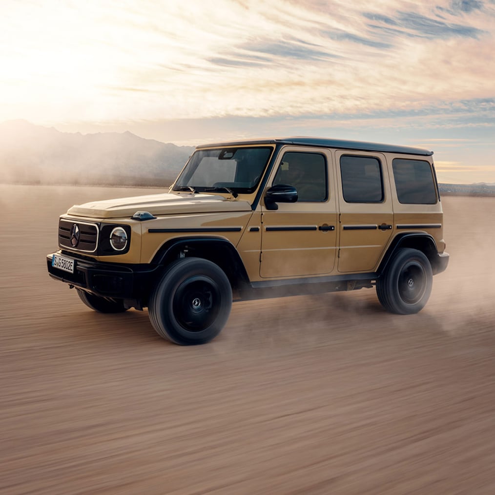 Offroad-spezifische Anzeigen im Instrumentendisplay / Media-Display oder ein Mercedes-Benz G 580 im Gelände.