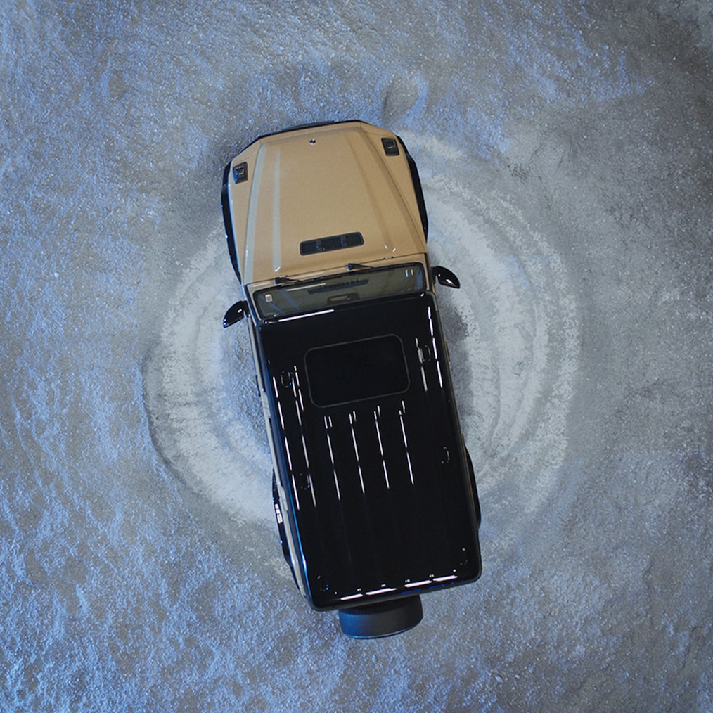 Offroad-spezifische Anzeigen im Instrumentendisplay / Media-Display oder ein Mercedes-Benz G 580 im Gelände.