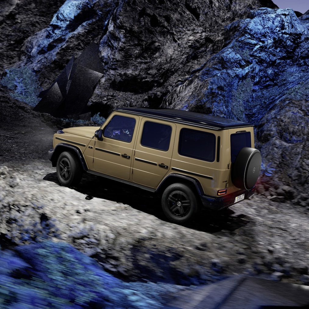 Offroad-spezifische Anzeigen im Instrumentendisplay / Media-Display oder ein Mercedes-Benz G 580 im Gelände.