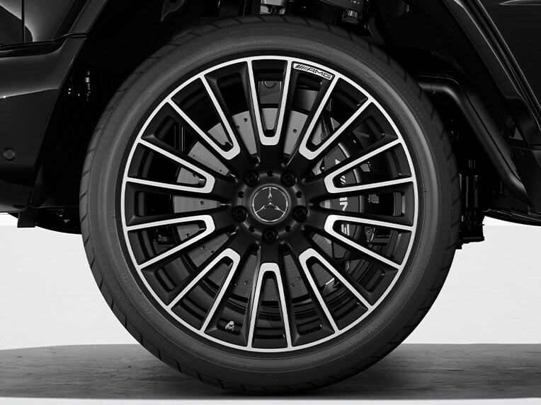 Les étriers de frein avant et arrière AMG peints en noir de la Mercedes-AMG Classe G.