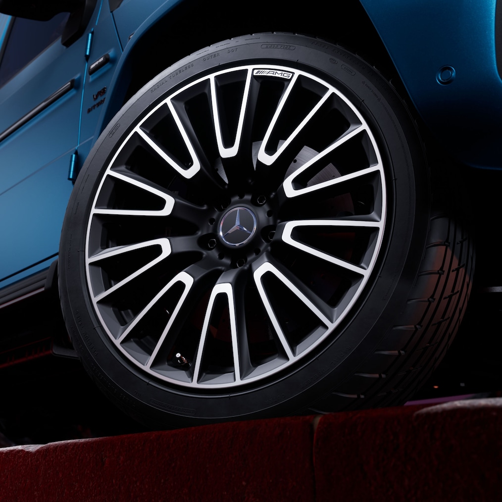 Nahaufnahme eines AMG Schmiederads im Kreuzspeichen-Design an einem Mercedes-AMG G 63 (RG4).