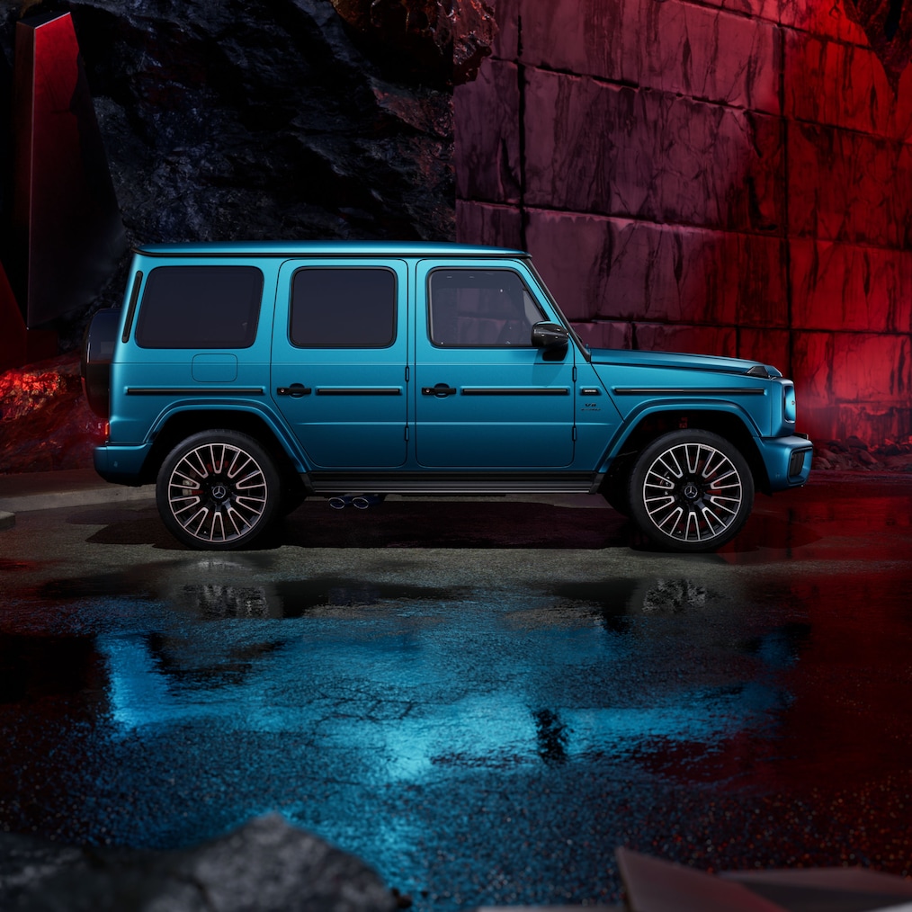 Frontale Seitenansicht eines Mercedes-AMG G 63 mit MANUFAKTUR Hyperblau magno Lackierung.
