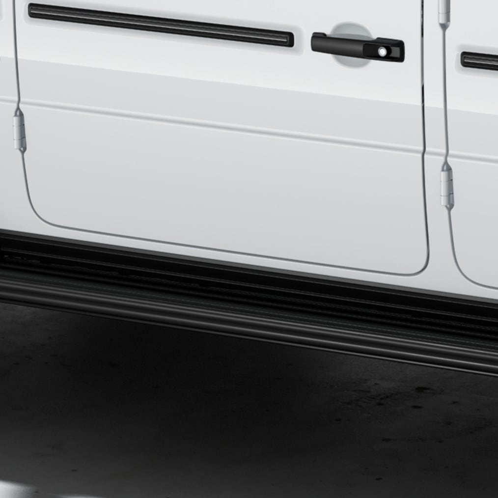 Gros plan sur un bouton de porte MANUFAKTUR noir avec logo en relief.