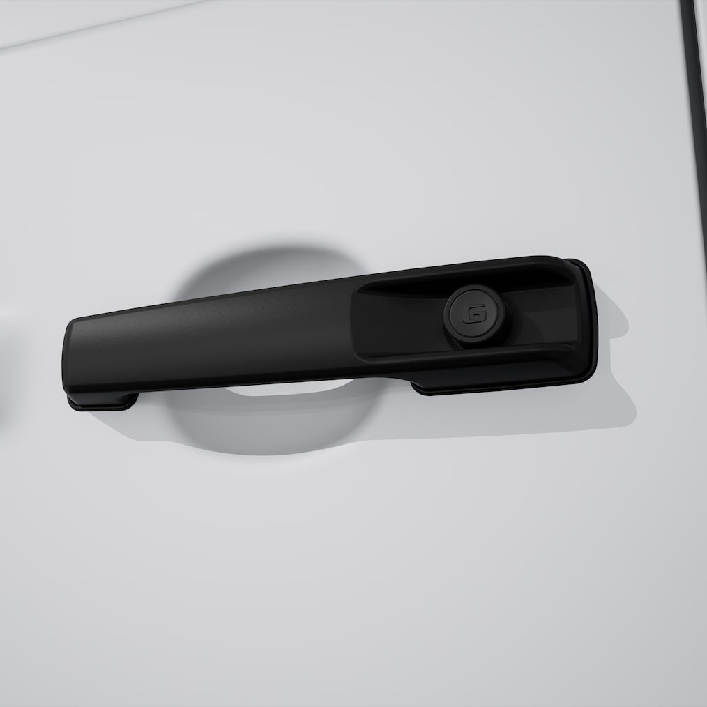 Gros plan sur un bouton de porte MANUFAKTUR noir avec logo en relief.