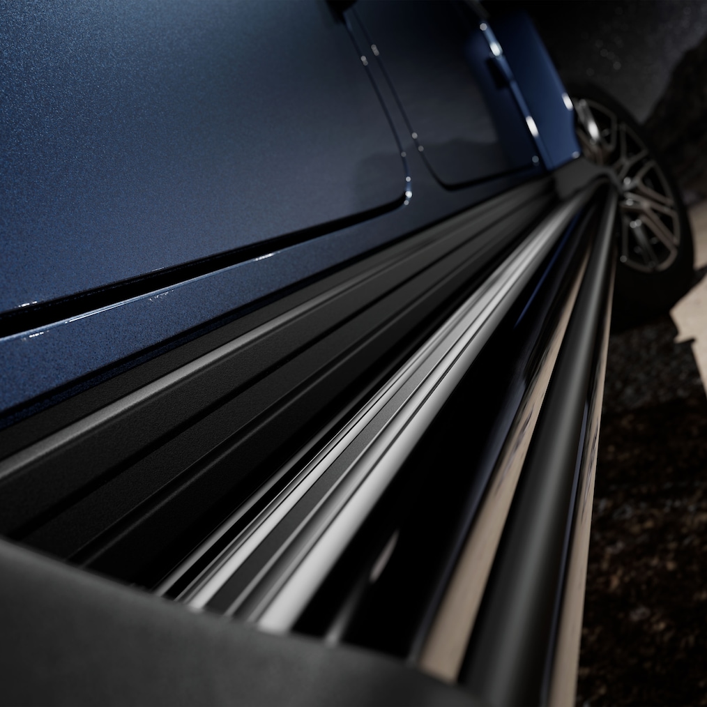 Vue de 3/4 arrière (depuis le haut) d'une Mercedes-Benz G 450 d avec marches MANUFAKTUR en noir.