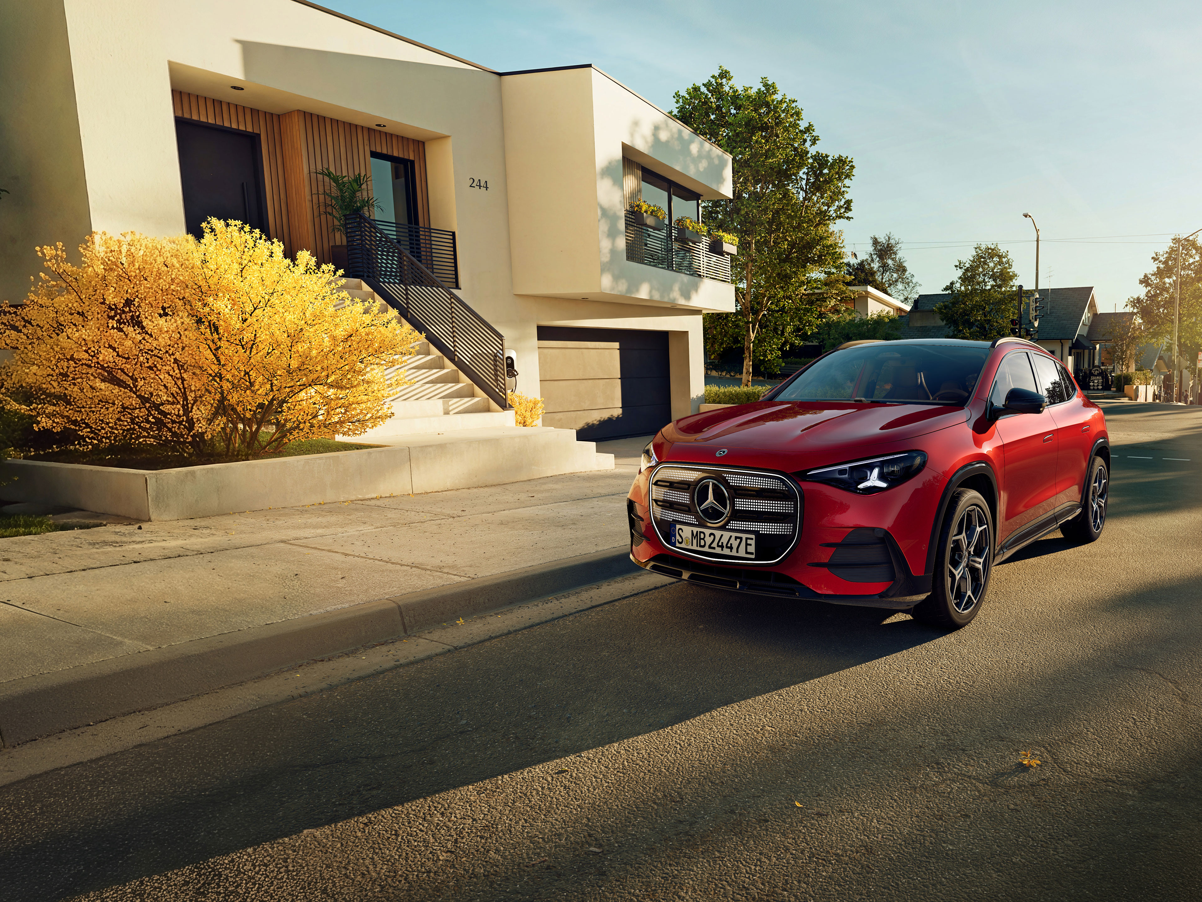 Extérieur | Le nouveau GLA électrique | Mercedes-Benz Le nouveau GLA électrique de Mercedes-Benz garé sur une place de stationnement à côté d'un café.
