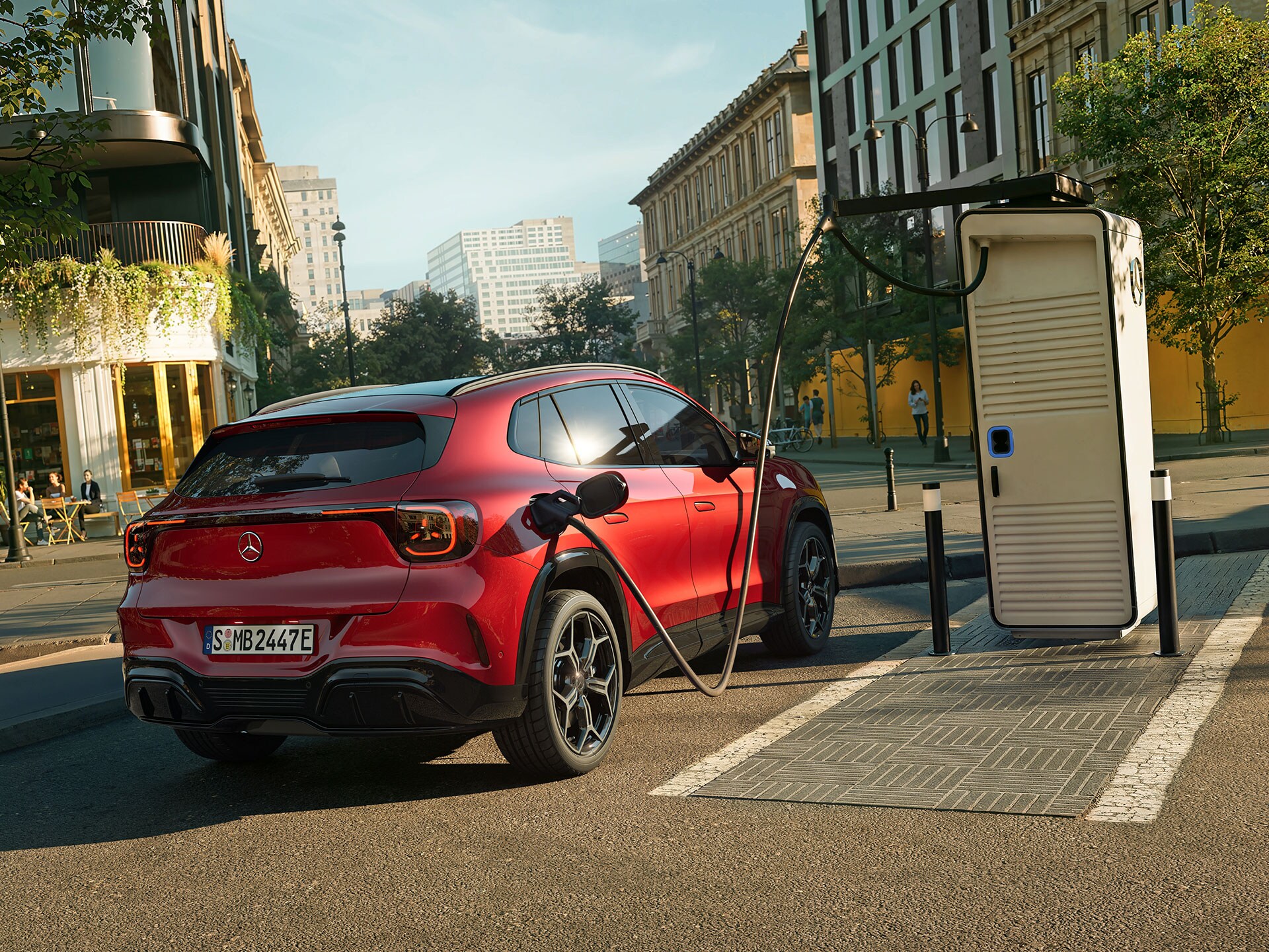 Le nouveau GLA électrique de Mercedes-Benz, garé à côté d'une borne de recharge pendant qu'il se recharge.