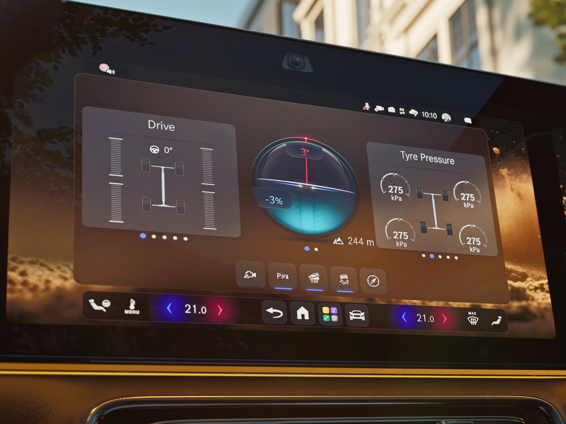 Der Innenraum des brandneuen elektrischen GLA von Mercedes-Benz mit Fokus auf den MBUX Superscreen, der die transparente Motorhaube zeigt.