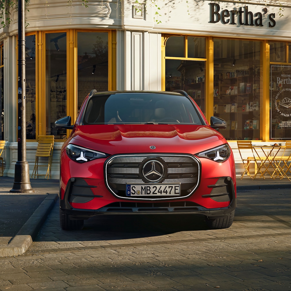Der neue elektrische Mercedes-Benz GLA mit ikonischem Kühlergrill und beleuchtetem Panel.