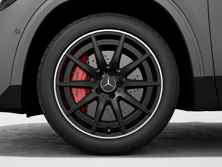 Les jantes alliage AMG à 10 branches pour la Mercedes-AMG GLA.