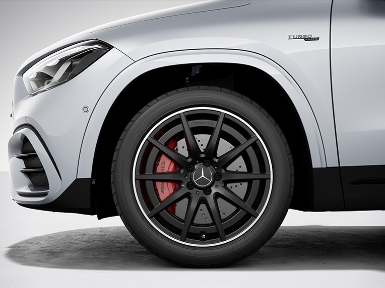 Les étriers de frein peints en rouge pour la Mercedes-AMG GLA.