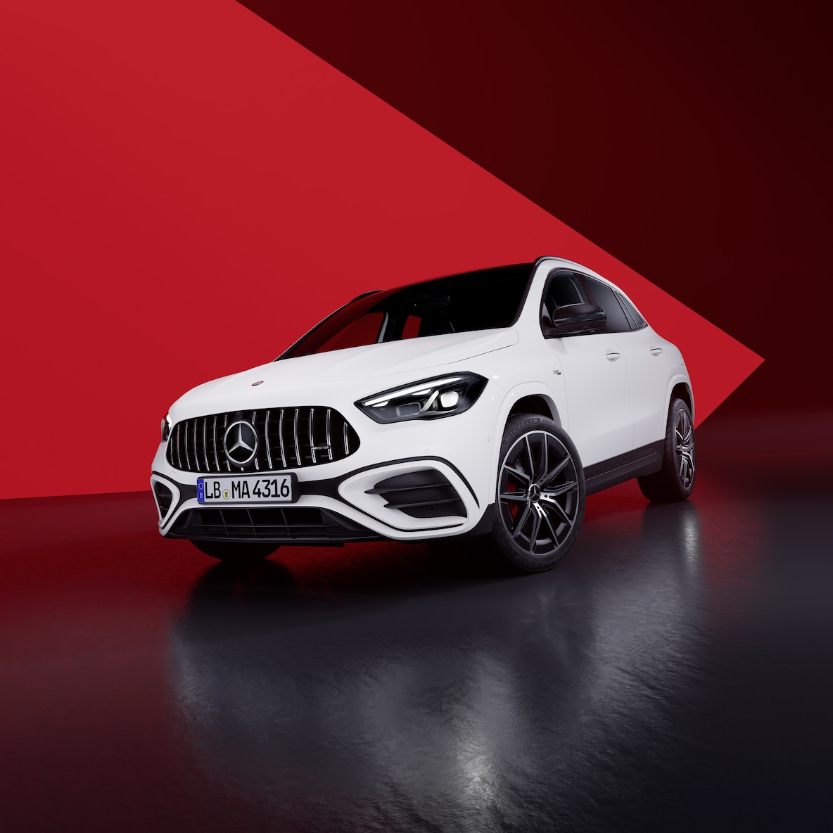 Une Mercedes-AMG GLA&nbsp;35 4MATIC vue de 3/4 avant.