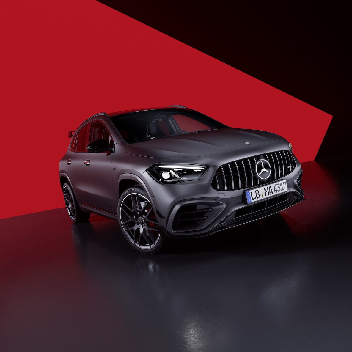 Une Mercedes-AMG GLA&nbsp;45&nbsp;S 4MATIC+ vue de 3/4 avant.