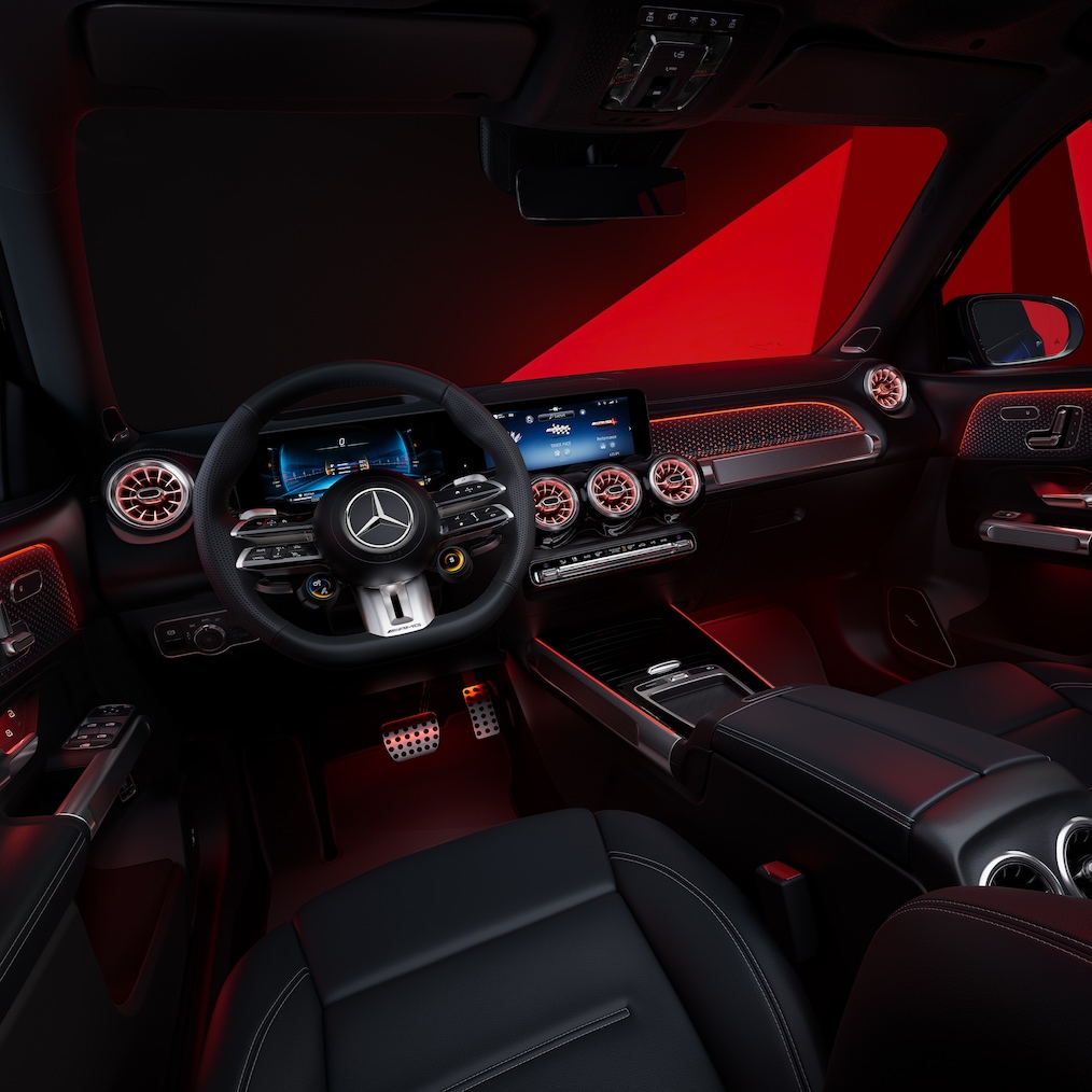 L'intérieur de la Mercedes-AMG GLB avec sièges Performance AMG et volant Performance AMG.