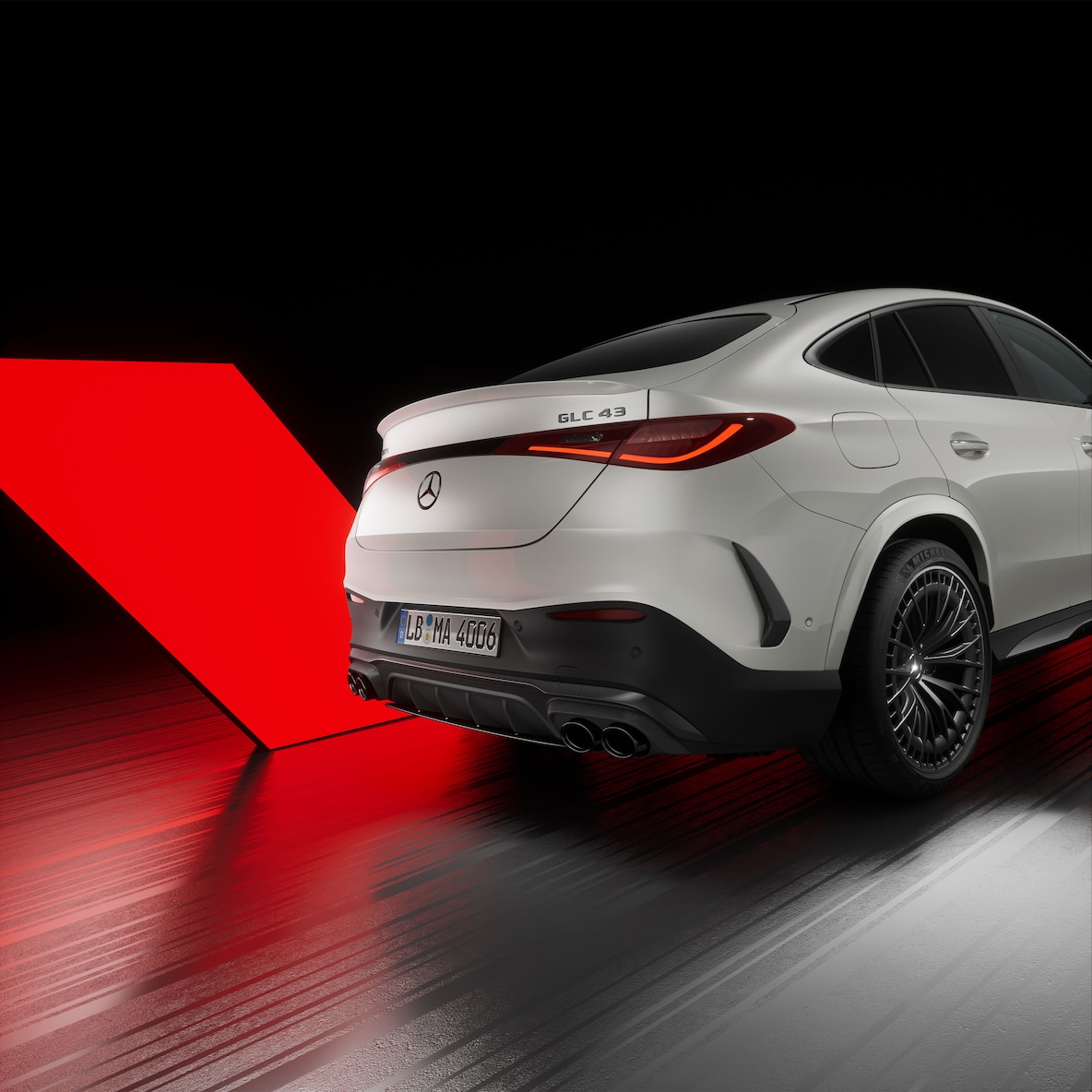 Une Mercedes-AMG GLC Coupé en vue de 3/4 arrière, côté droit.