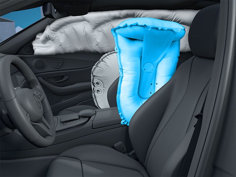 Die Funktionsweise des Mittenairbags im Mercedes-Benz GLC Coupé.