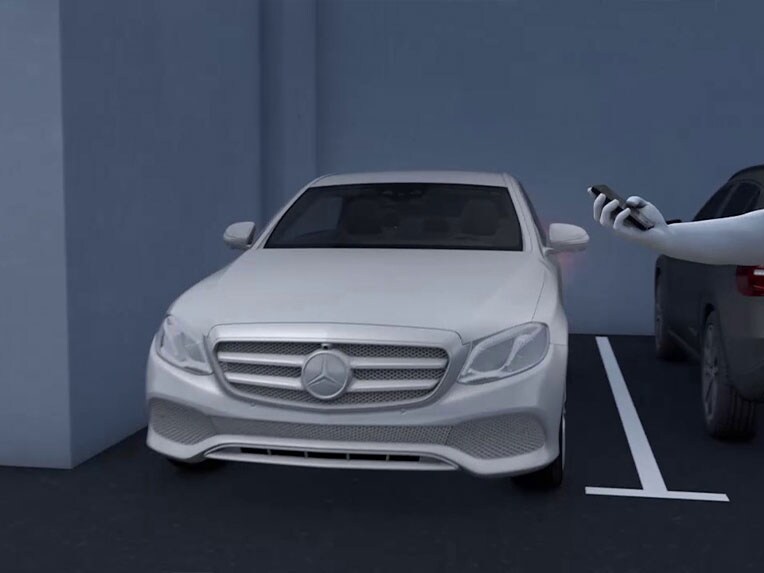 Die Bedienung des Park-Pakets mit Memory Park-Assistent im Mercedes-Benz GLC Coupé.