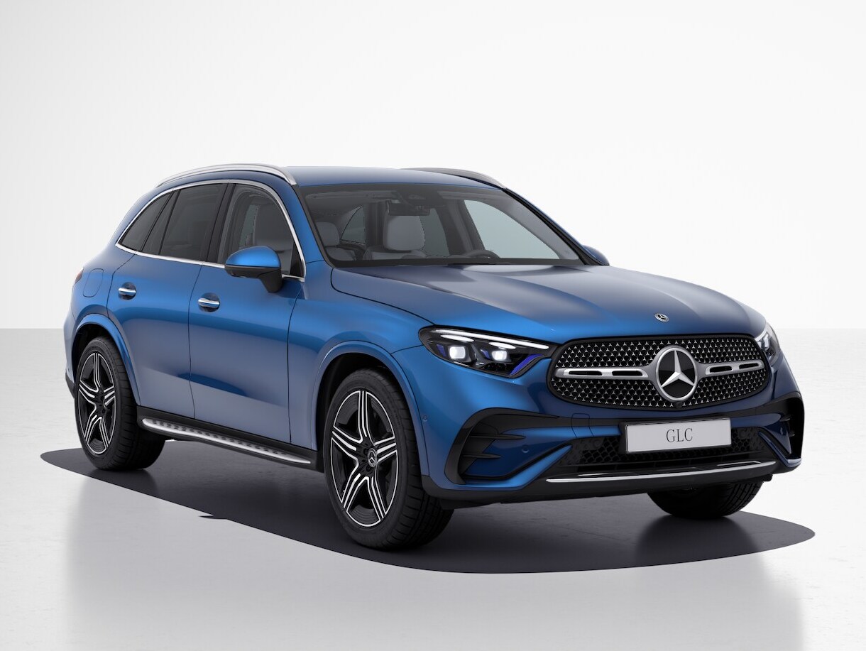 Der neue GLC SUV von Mercedes-Benz in einer seitlichen Frontansicht mit AMG Line.
