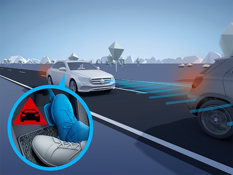 Eine Illustration des Aktiven Brems-Assistenten des Mercedes-Benz GLE.