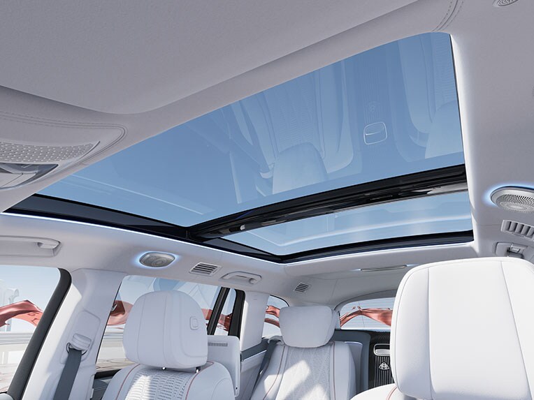 Das Panorama-Schiebedach im Mercedes-Maybach GLS.