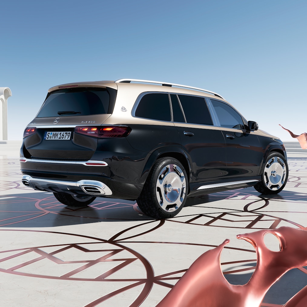 Blick von hinten auf den Mercedes-Maybach GLS 600 (Zweifarbenlackierung und exklusive Maybach Räder).