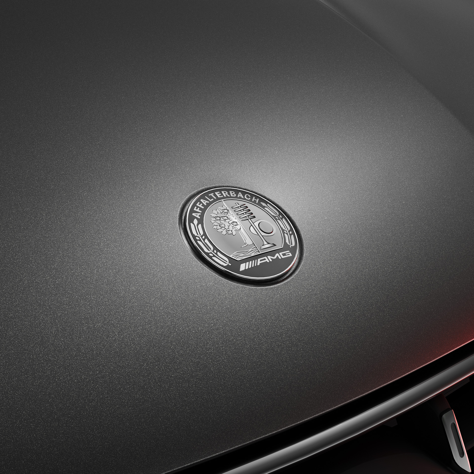 AMG Private Lounge | Mercedes-AMG Das AMG Wappen auf einem Mercedes-AMG Modell.