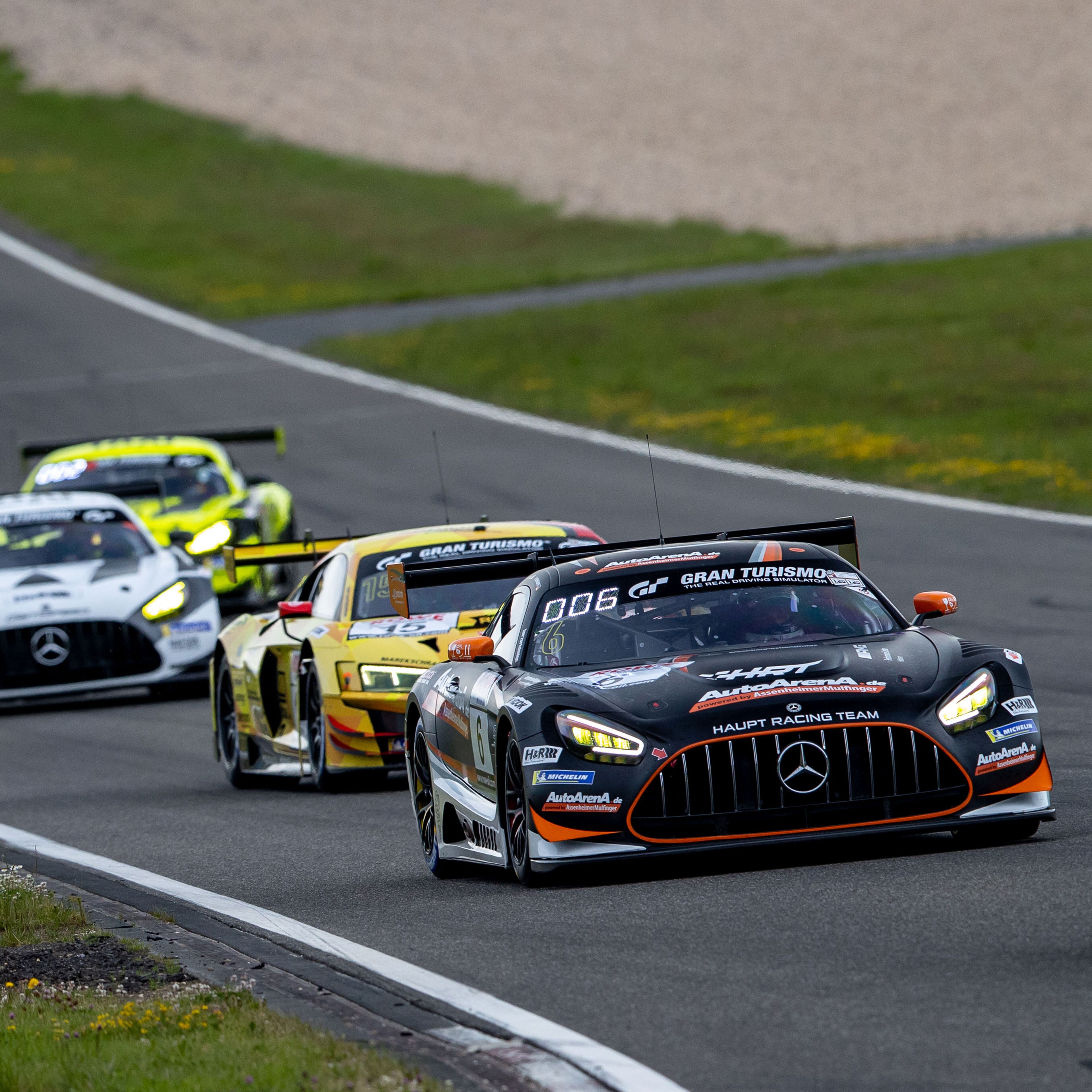 Plusieurs véhicules Mercedes-AMG.