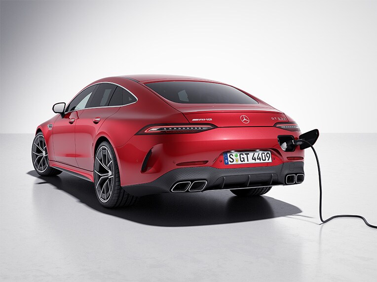 Ein Mercedes-AMG Fahrzeug während des Ladevorgangs.