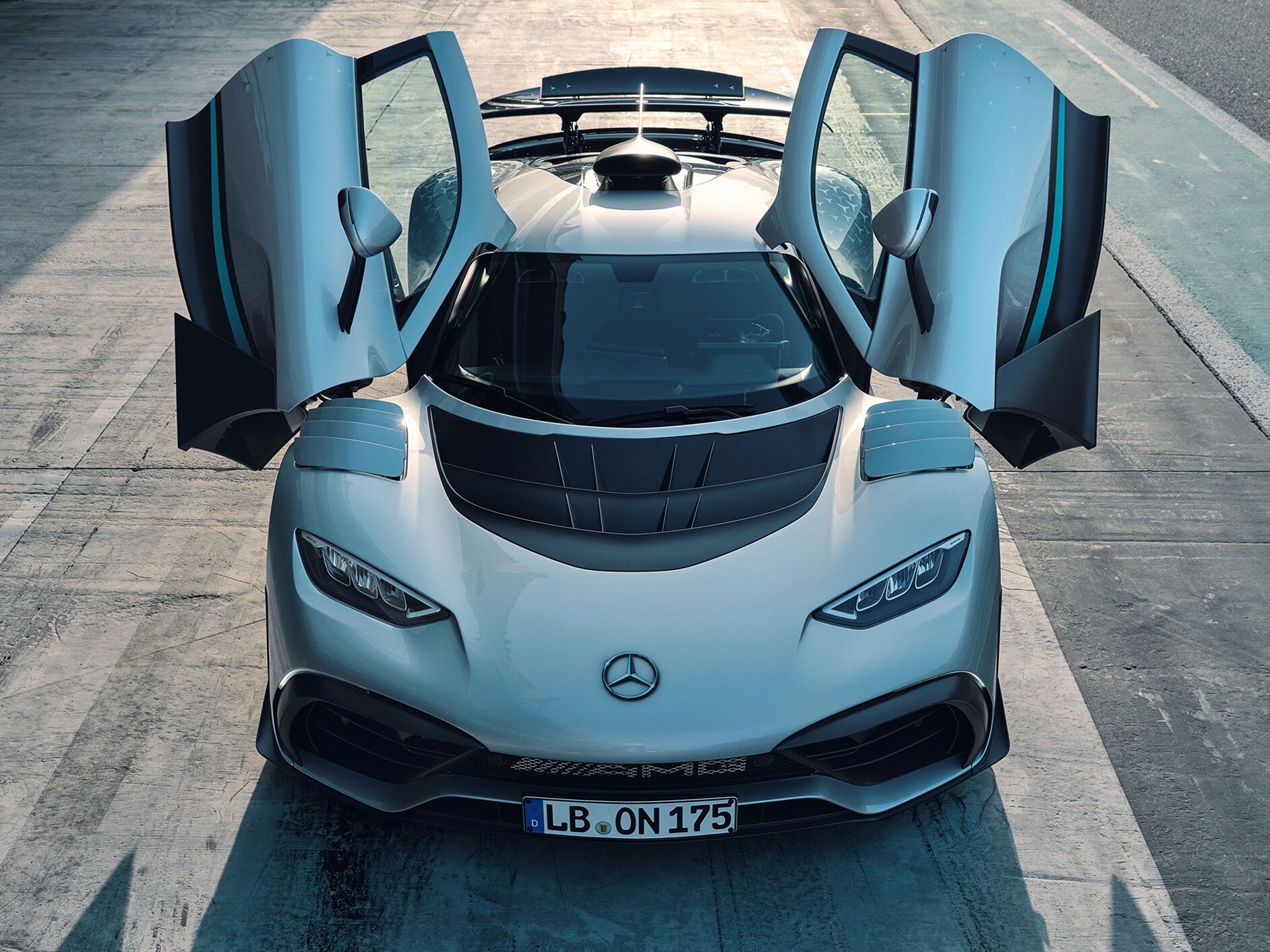 Der Mercedes-AMG ONE in einer Frontansicht mit geöffneten Türen.