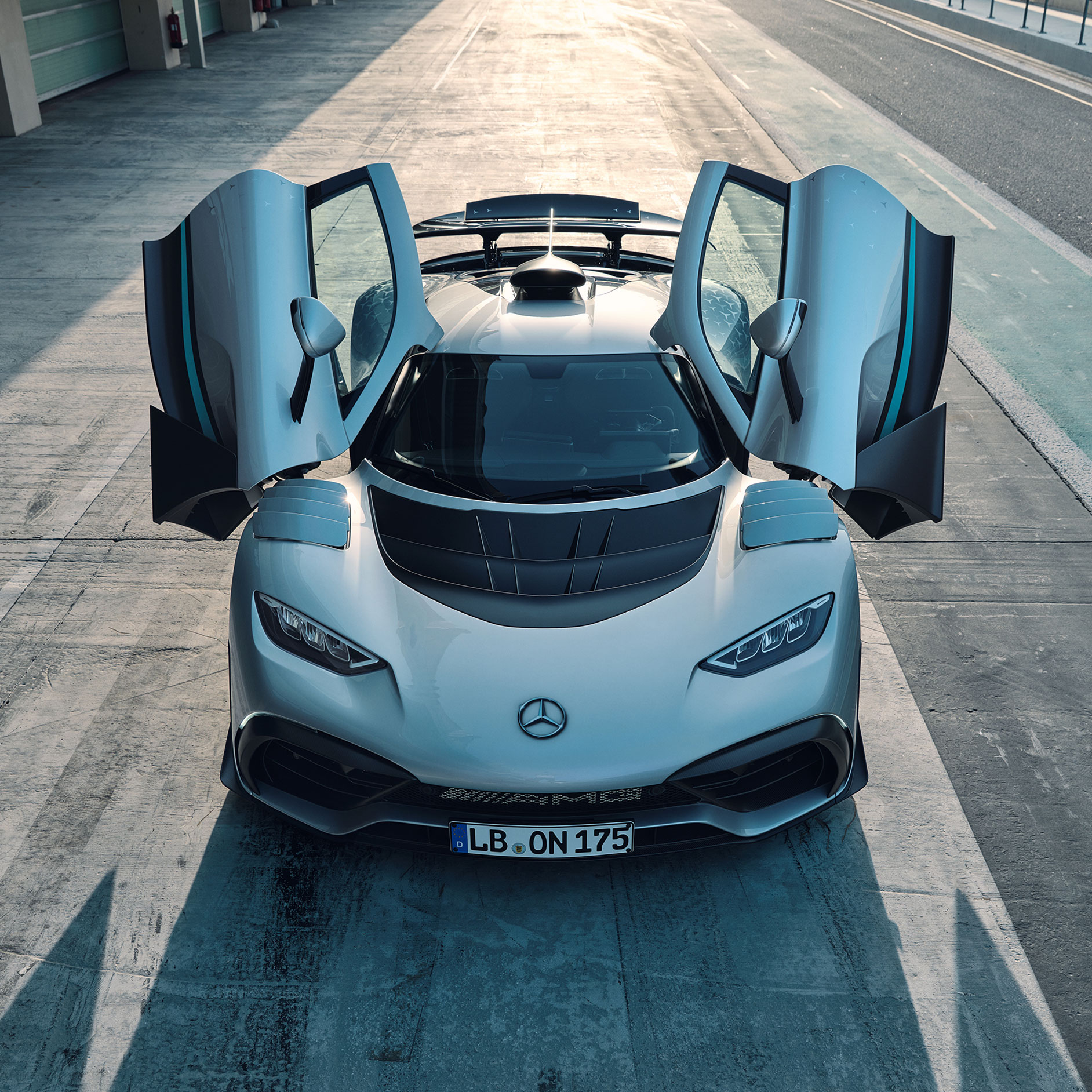 Exterieur | ONE | Mercedes-AMG Der Mercedes-AMG ONE in einer Frontansicht mit geöffneten Türen.