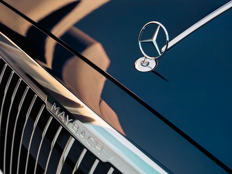 Une grille de calandre Mercedes-Maybach en chrome brillant.