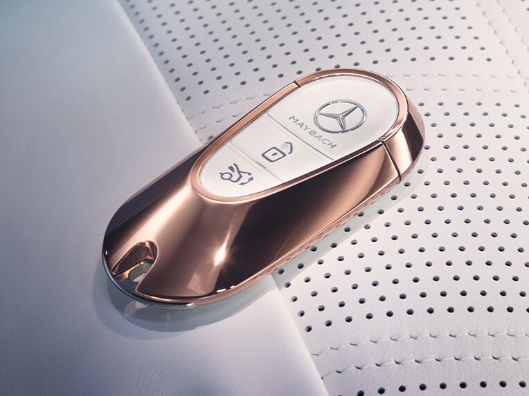 Une clé de véhicule Mercedes-Maybach en or rose.