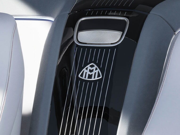 Inserts décoratifs en bois dans l’habitacle d’une Mercedes-Maybach.