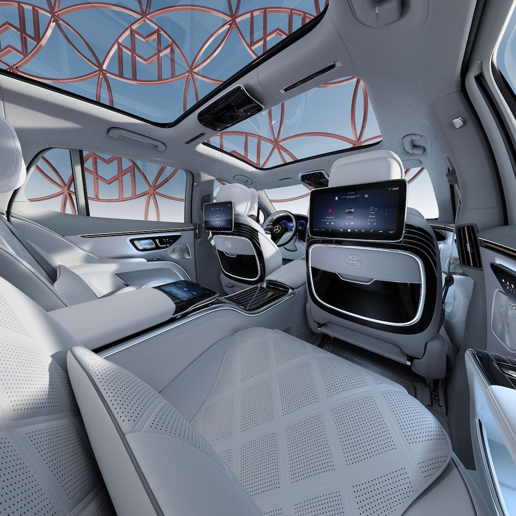Vue par la porte ouverte côté passager sur l'arrière spacieux et confortable.