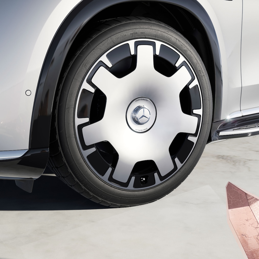 Gros plan sur la jante avant gauche (jante alliage Maybach 55,9 cm (22 pouces) à 7 trous 06R).