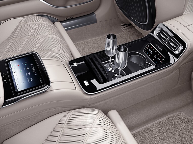 Die Champagnerkelche in silber in der Mercedes-Maybach S-Klasse.