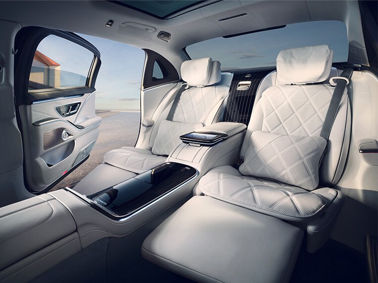 Der Fond der Mercedes-Maybach S-Klasse mit durchgängiger Business-Mittelkonsole.