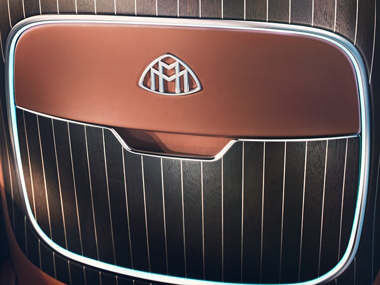 Die MANUFAKTUR Lehnenverkleidung der Mercedes-Maybach S-Klasse.
