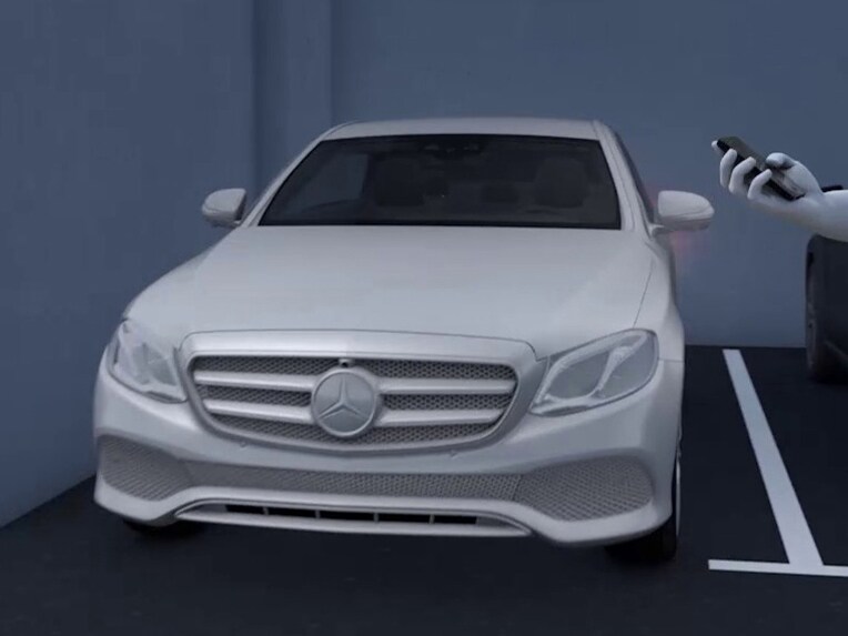 Affichage du Pack Stationnement avec fonctions de stationnement à distance de la Mercedes-Benz Classe S Berline version longue.