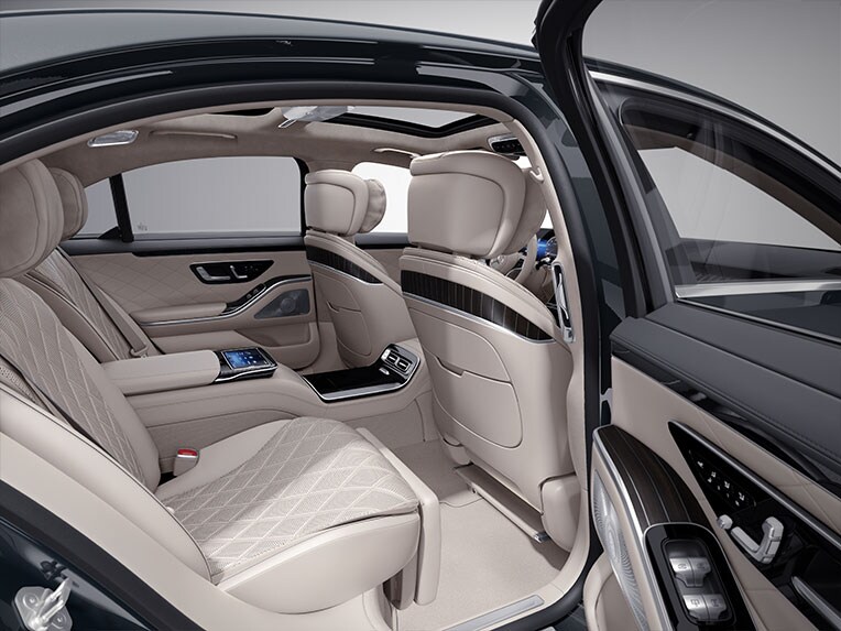 L'intérieur de la Mercedes-Benz Classe S Berline version longue avec le Pack d’inserts décoratifs Exclusif.