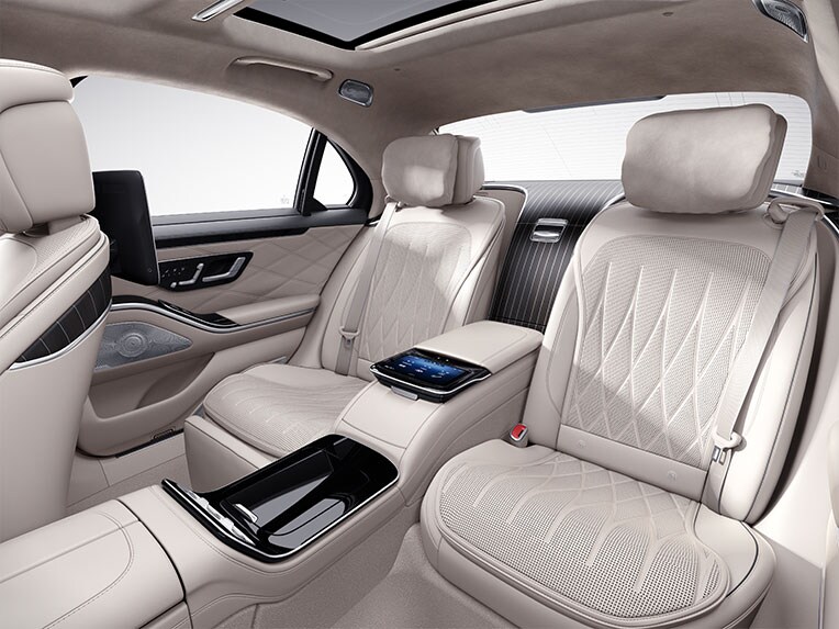 L'intérieur de la Mercedes-Benz Classe S Berline version longue avec le siège Executive.